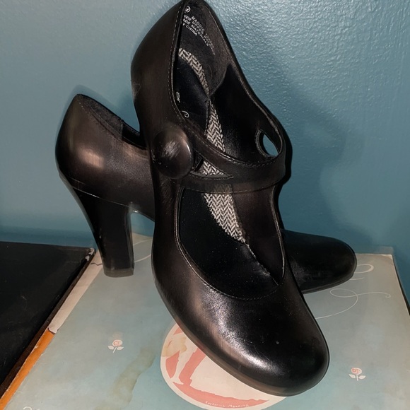 Sarah Jane Perfect Black Heels - Picture 6 of 9